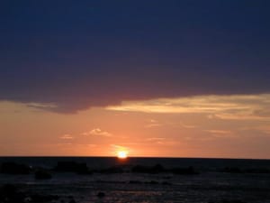 ハワイ島の海に沈む夕日